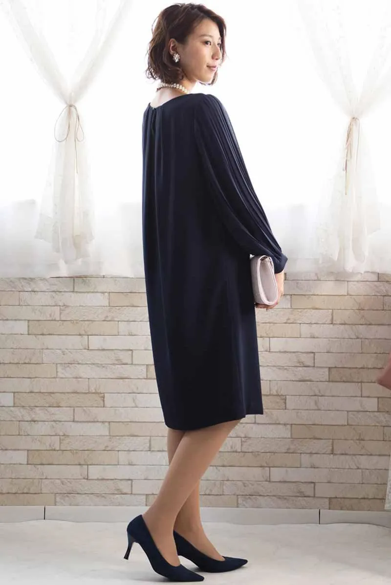 ネイビーのプリーツスリーブドレス