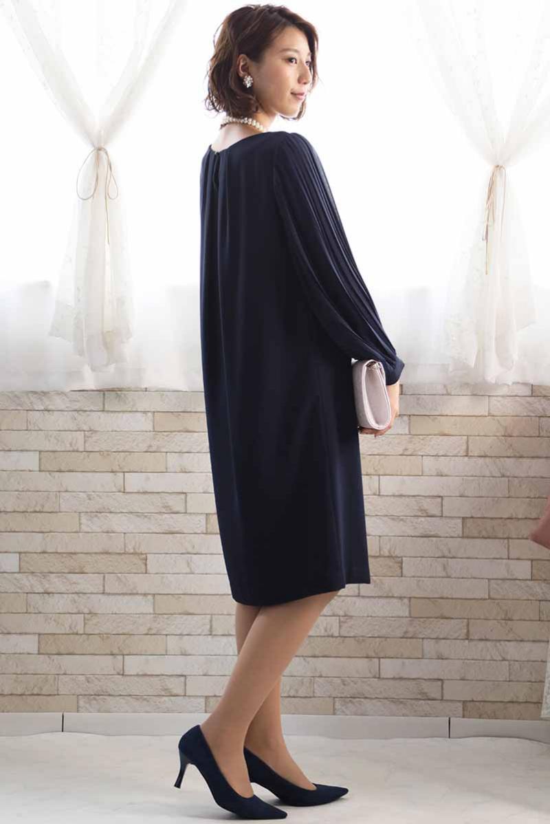 ネイビーのプリーツスリーブドレス