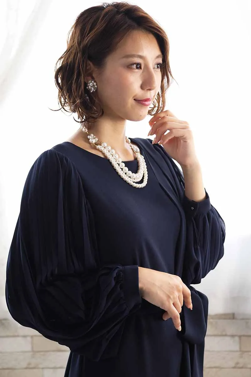 ネイビーのプリーツスリーブドレス