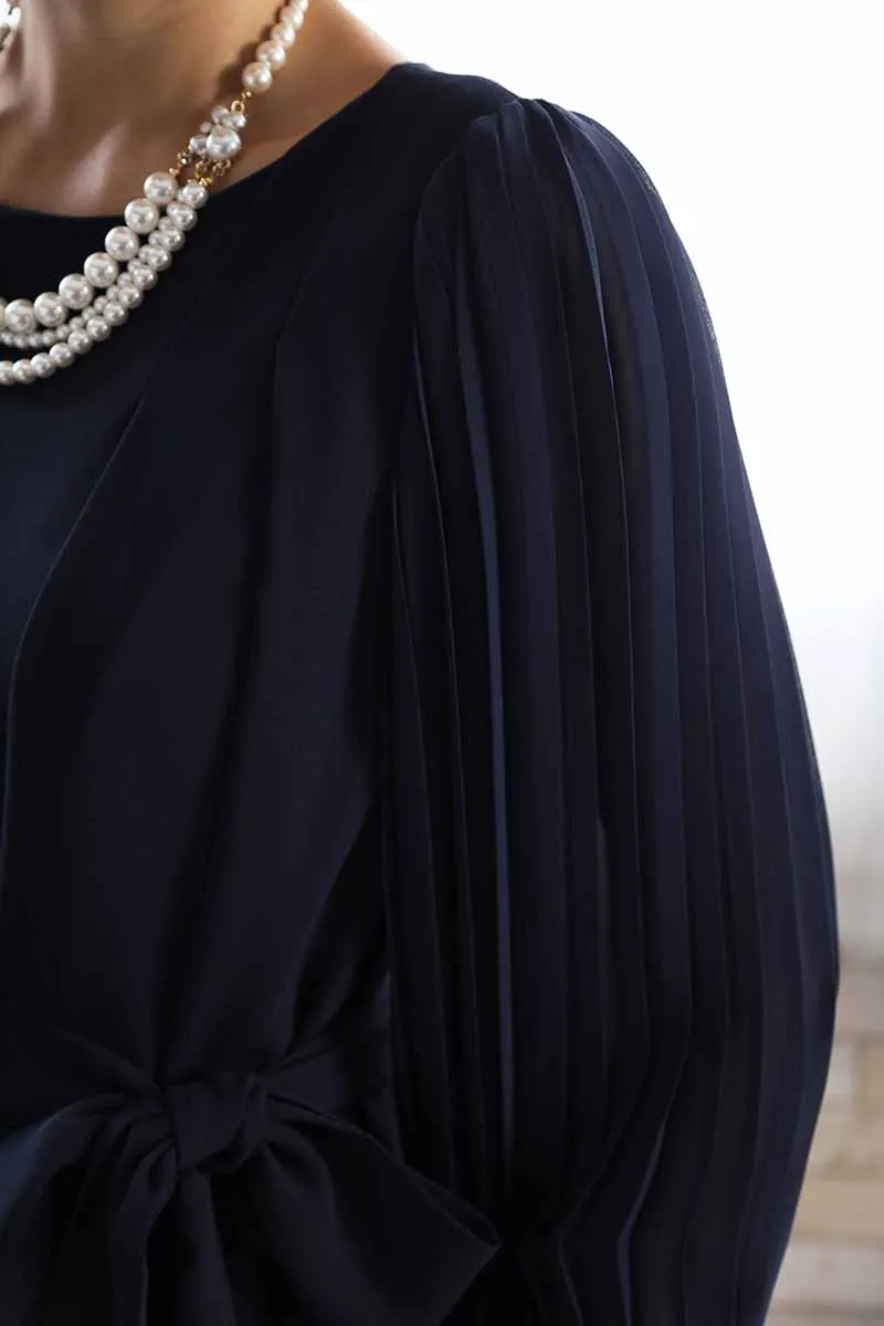 ネイビーのプリーツスリーブドレス