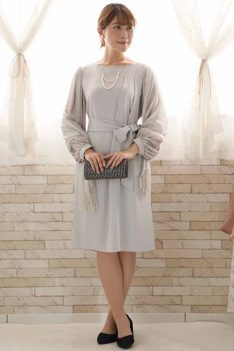 グレージュのプリーツスリーブドレス