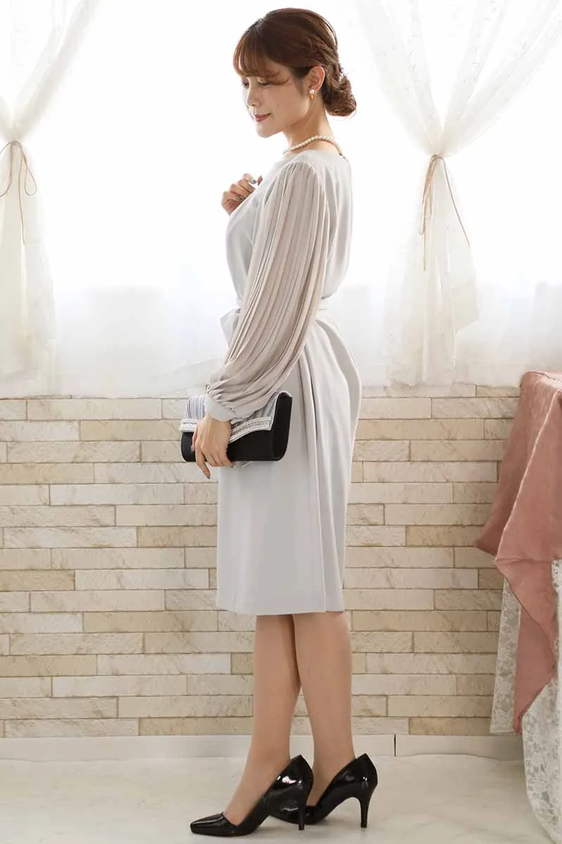 グレージュのプリーツスリーブドレス