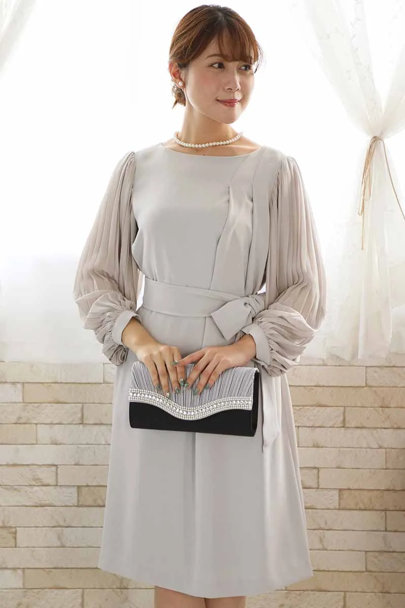 グレージュのプリーツスリーブドレス