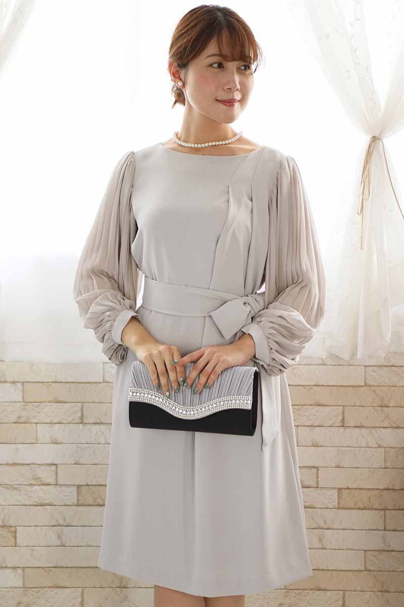 グレージュのプリーツスリーブドレス