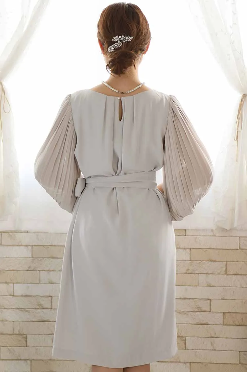 グレージュのプリーツスリーブドレス