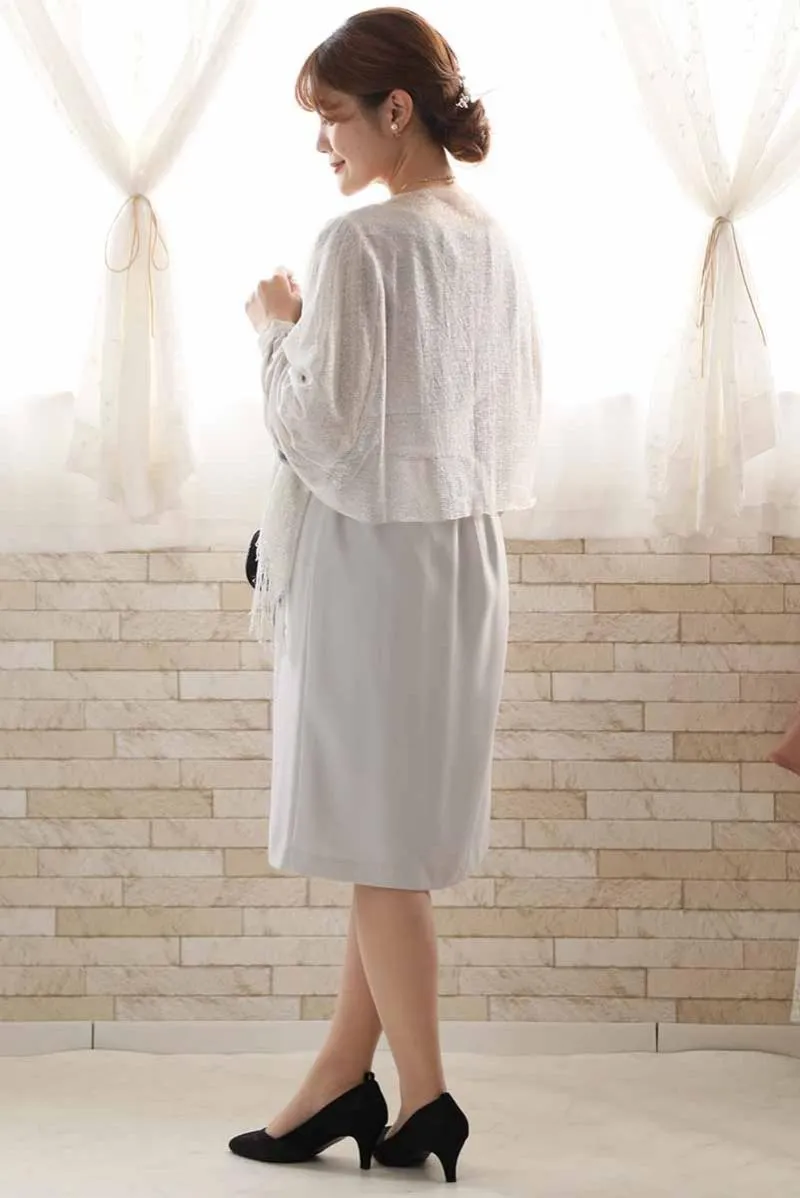 グレージュのプリーツスリーブドレス