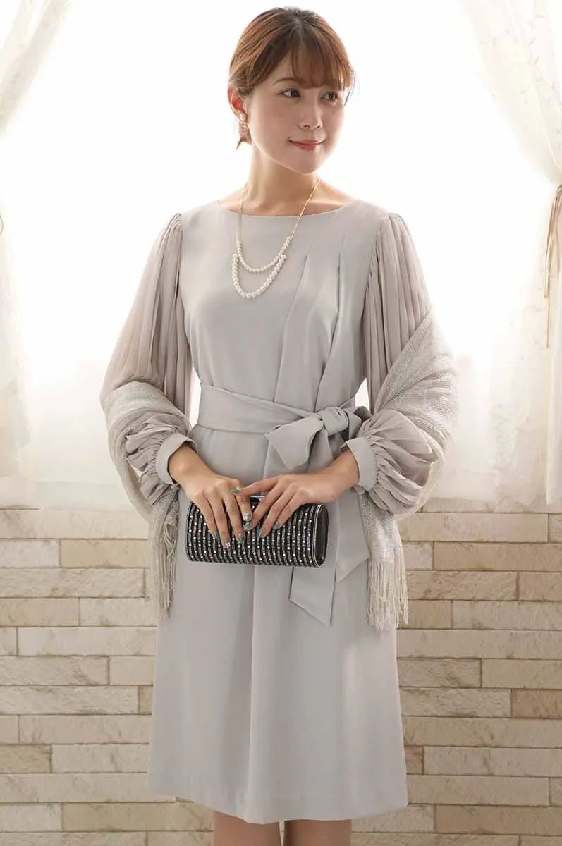 グレージュのプリーツスリーブドレス