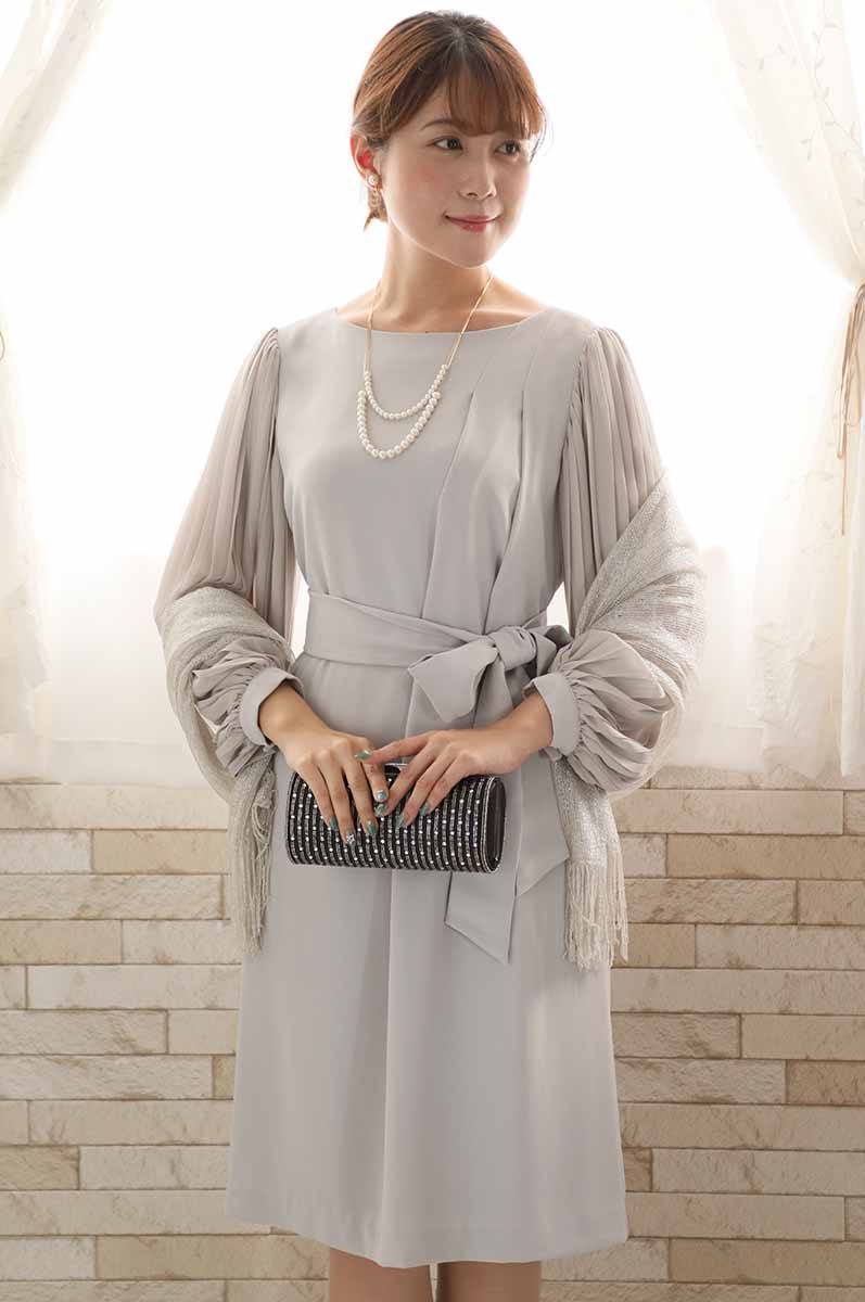 グレージュのプリーツスリーブドレス