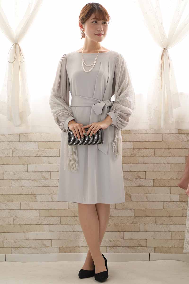 グレージュのプリーツスリーブドレス
