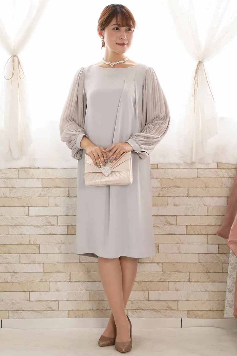 グレージュのプリーツスリーブドレス