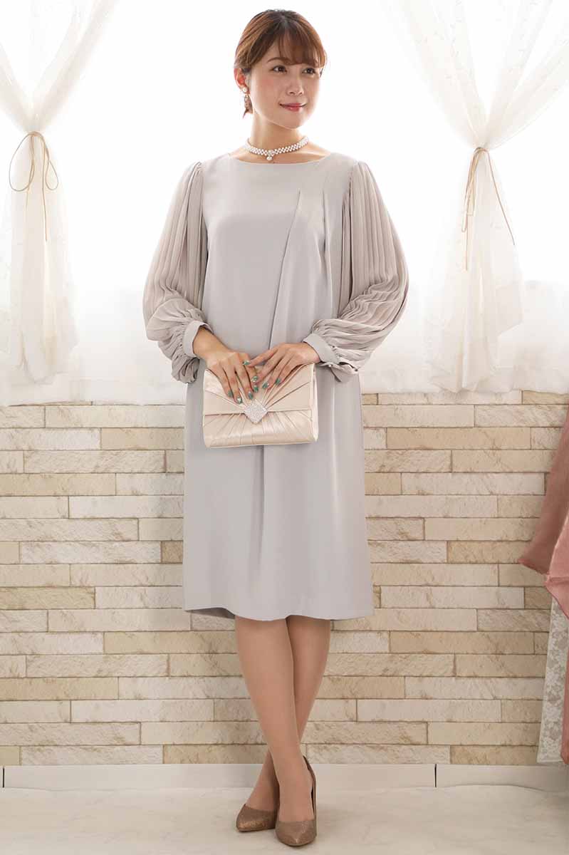 グレージュのプリーツスリーブドレス
