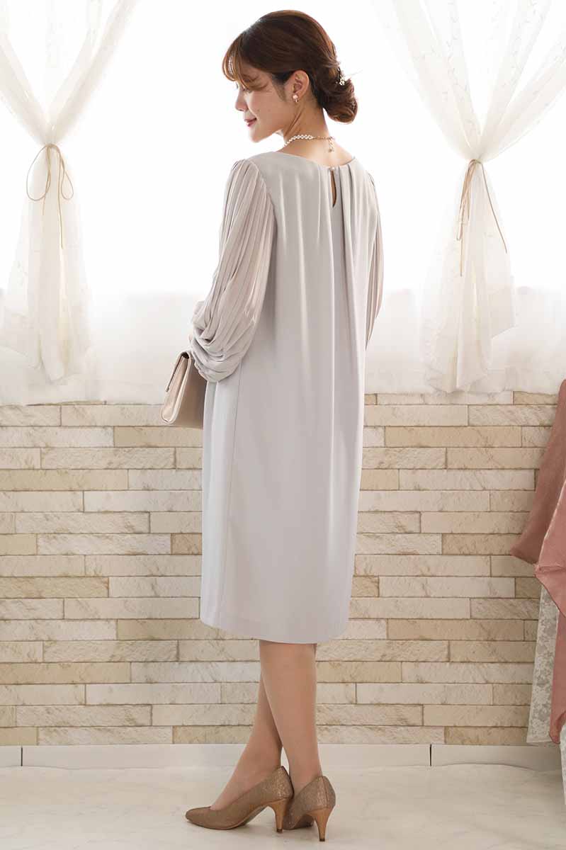 グレージュのプリーツスリーブドレス