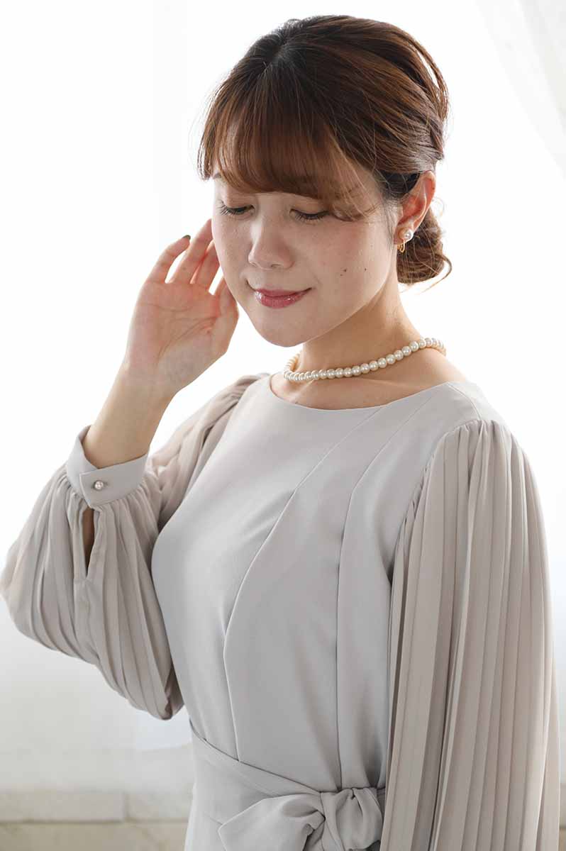 グレージュのプリーツスリーブドレス