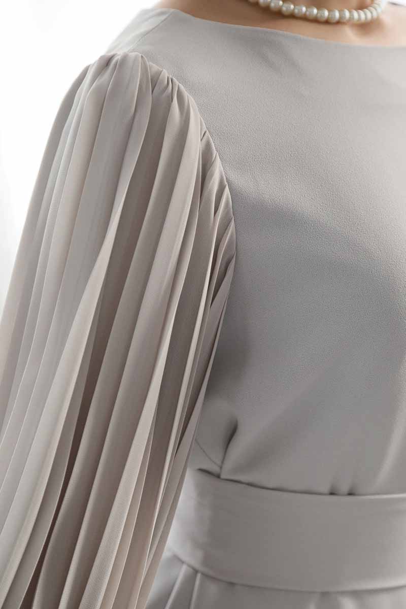グレージュのプリーツスリーブドレス