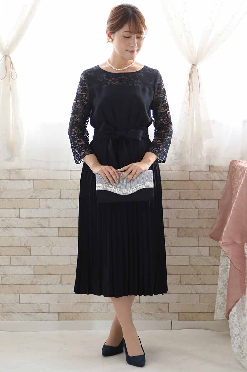 ネイビーの長袖レースプリーツドレス