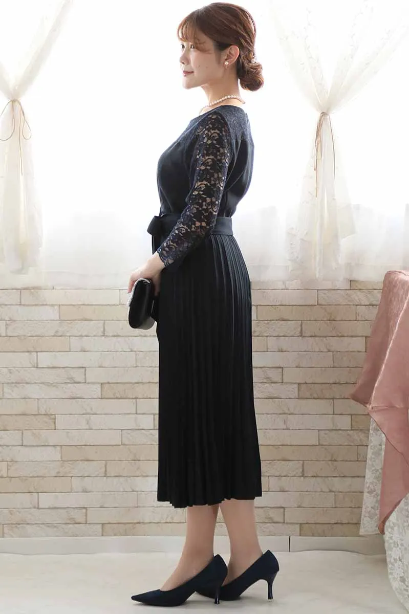 ネイビーの長袖レースプリーツドレス