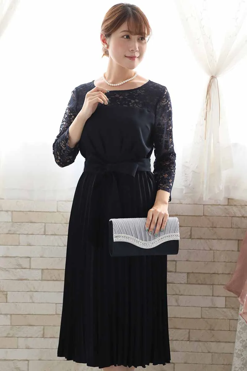 ネイビーの長袖レースプリーツドレス