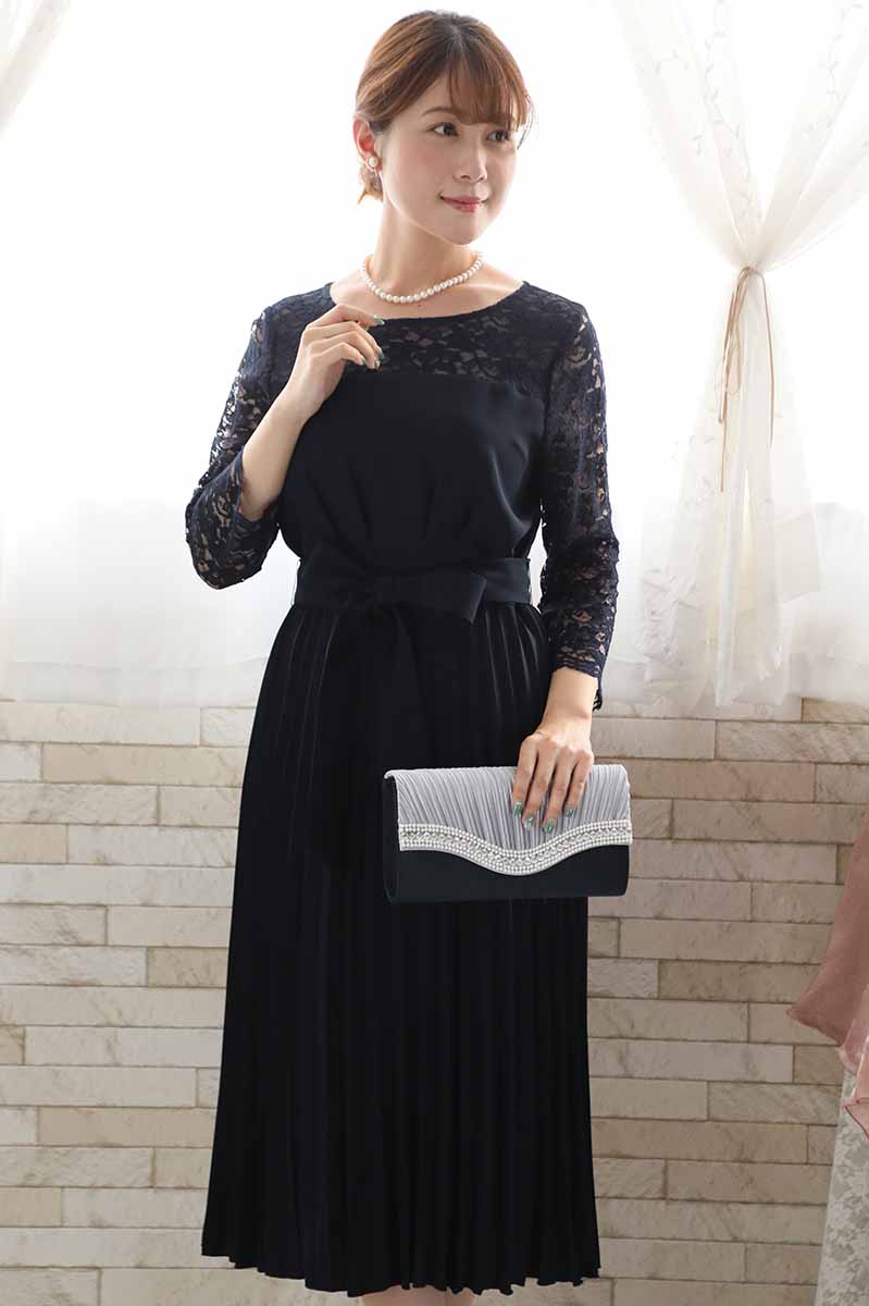 ネイビーの長袖レースプリーツドレス