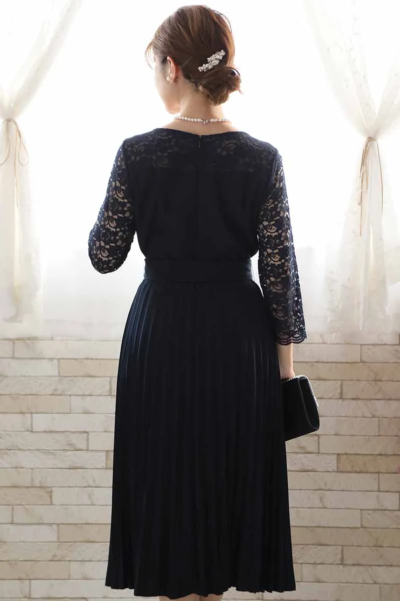 ネイビーの長袖レースプリーツドレス