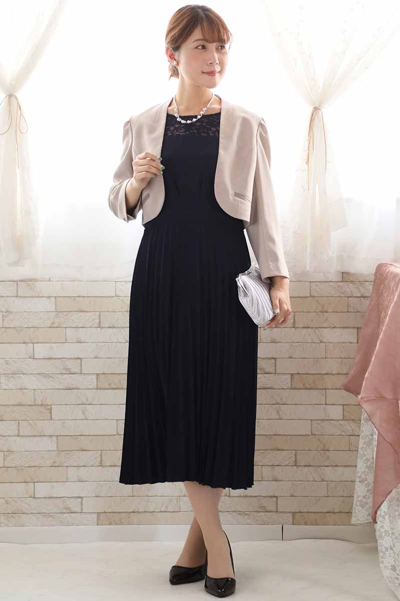 ネイビーの長袖レースプリーツドレス