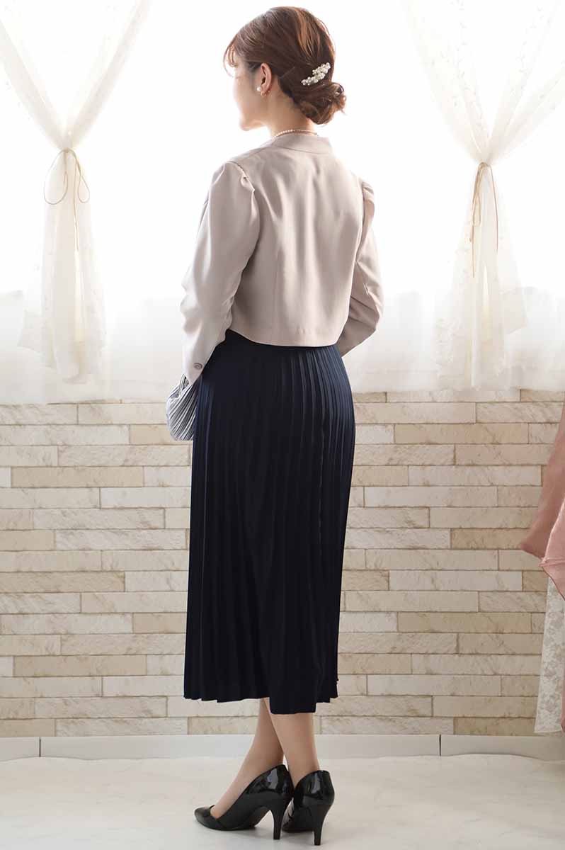 ネイビーの長袖レースプリーツドレス