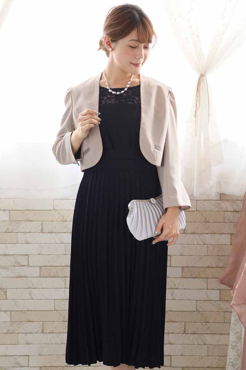 ネイビーの長袖レースプリーツドレス