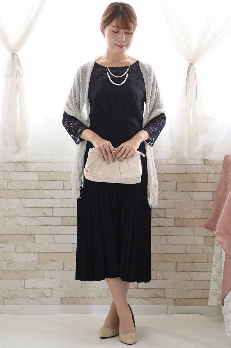 ネイビーの長袖レースプリーツドレス