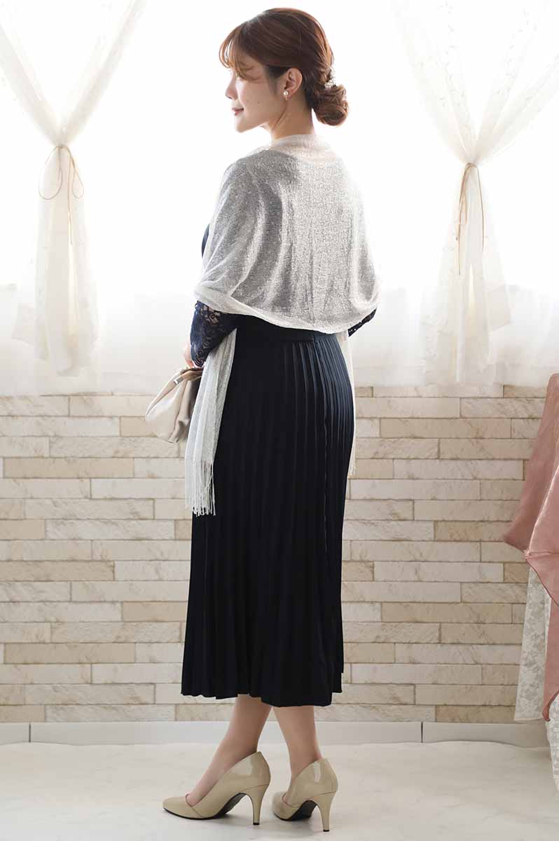 ネイビーの長袖レースプリーツドレス