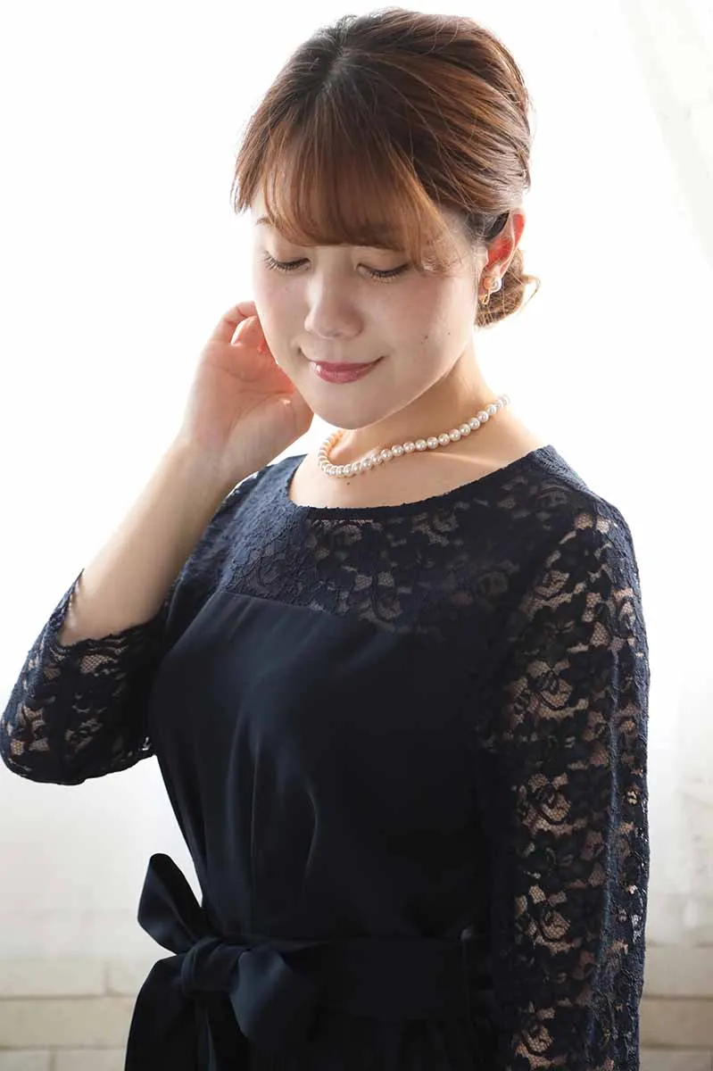 ネイビーの長袖レースプリーツドレス