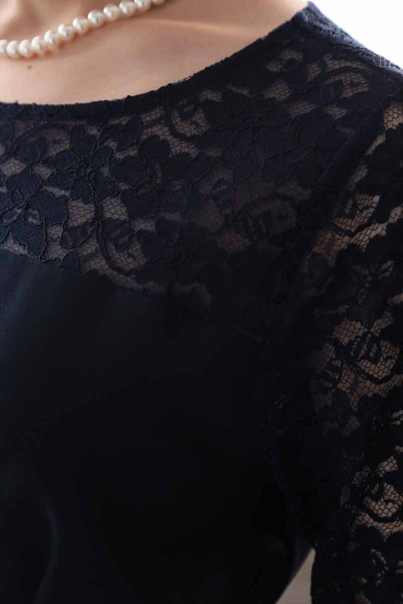 ネイビーの長袖レースプリーツドレス