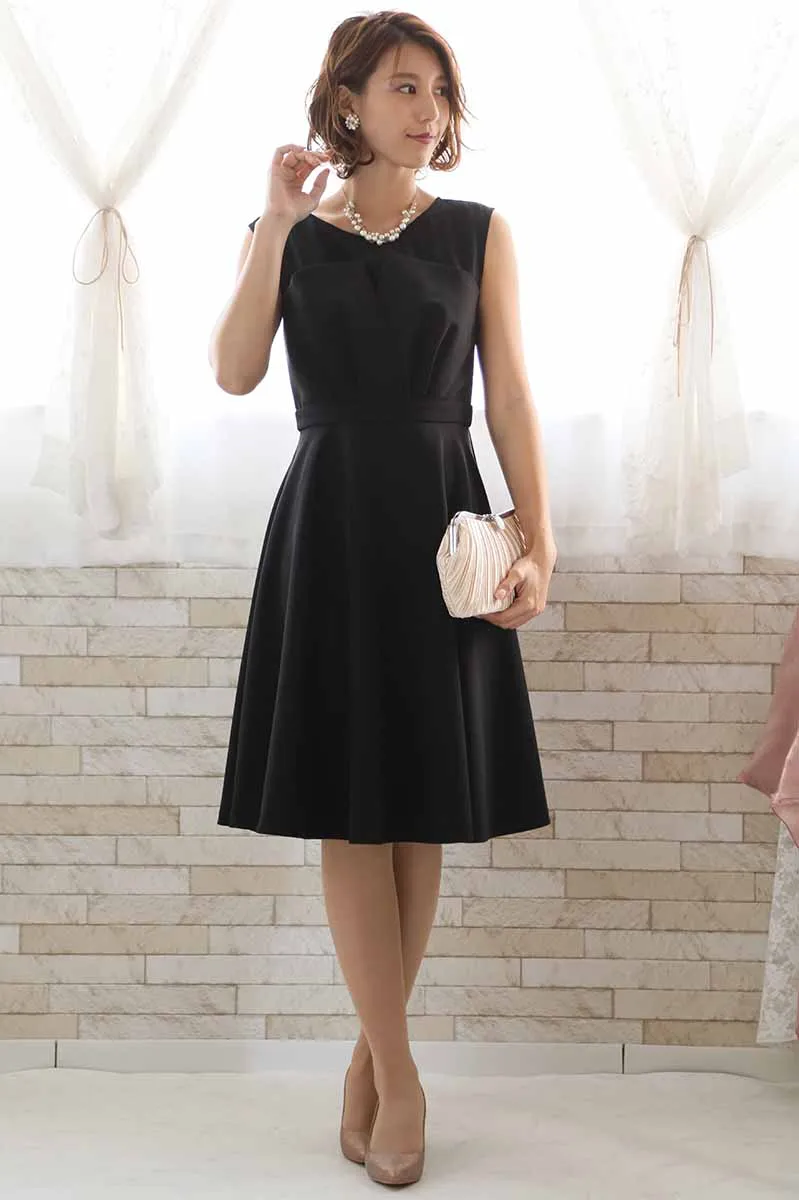 ブラックのビスチェ風ノースリーブドレス