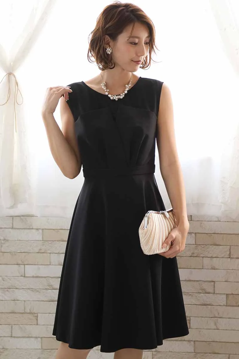 ブラックのビスチェ風ノースリーブドレス
