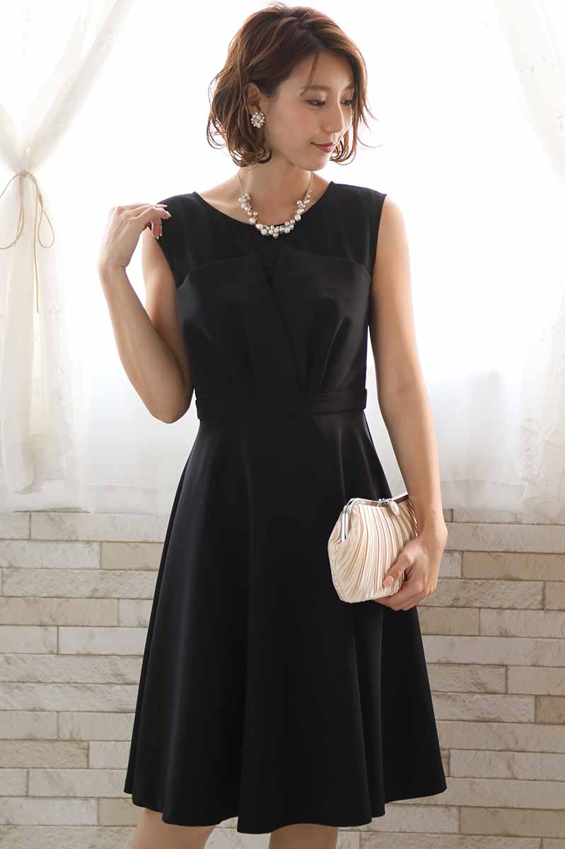 ブラックのビスチェ風ノースリーブドレス