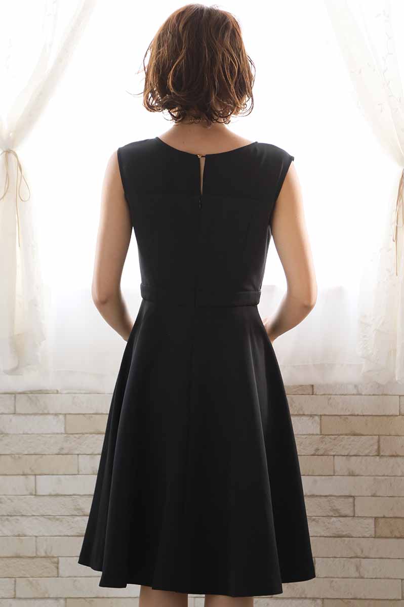 ブラックのビスチェ風ノースリーブドレス