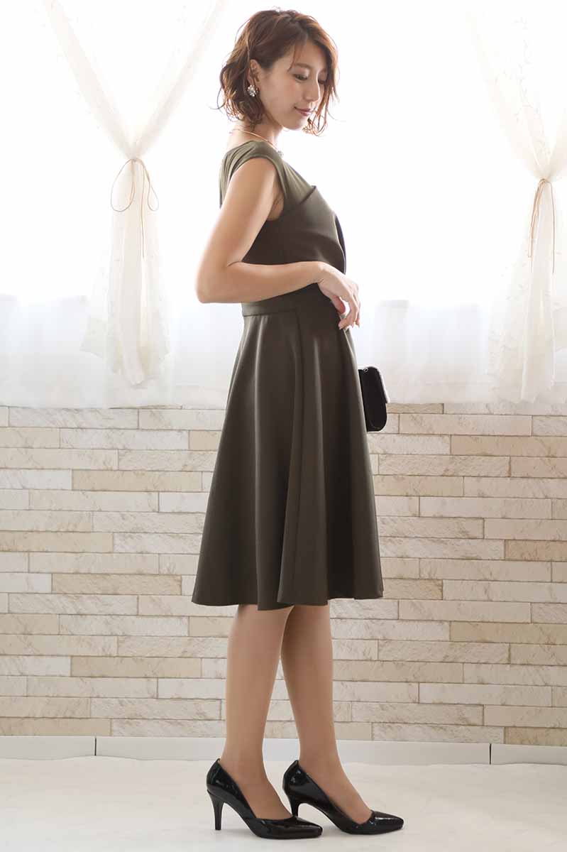 カーキのビスチェ風ノースリーブドレス