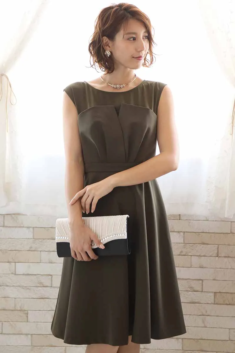 カーキのビスチェ風ノースリーブドレス