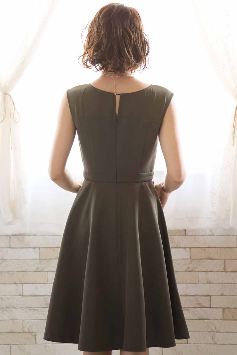 カーキのビスチェ風ノースリーブドレス