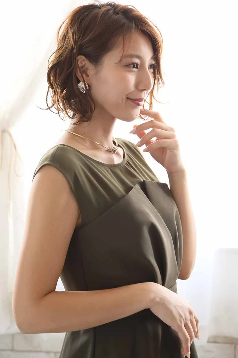 カーキのビスチェ風ノースリーブドレス