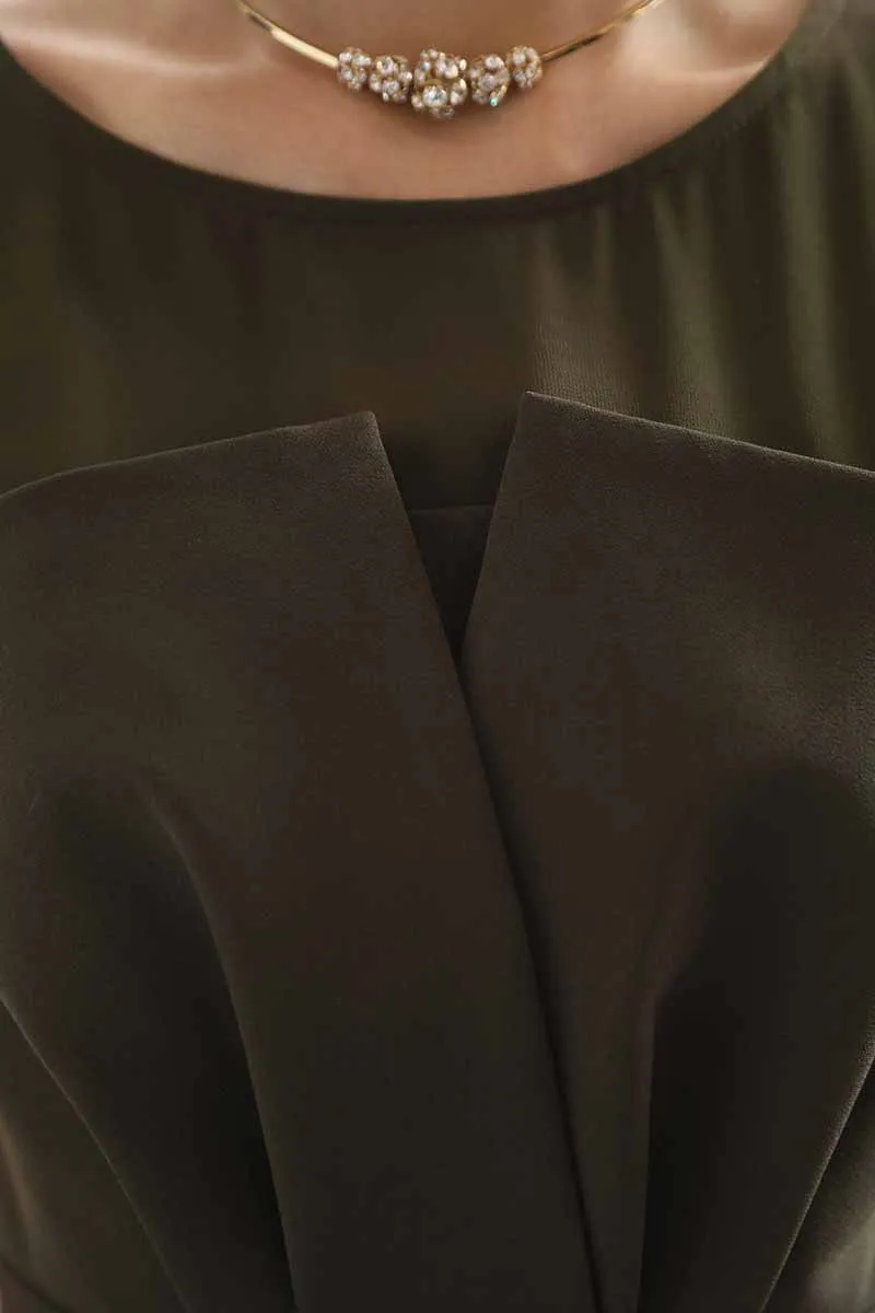 カーキのビスチェ風ノースリーブドレス