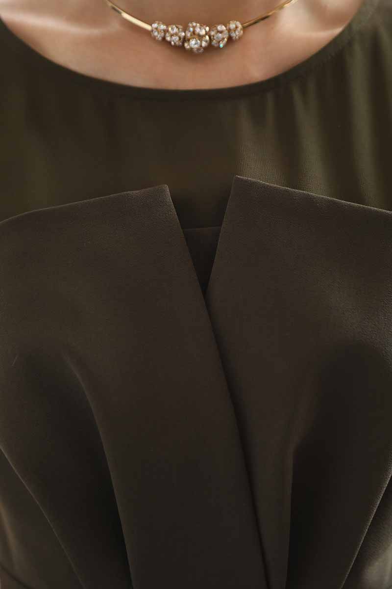 カーキのビスチェ風ノースリーブドレス