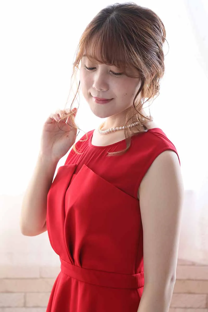 レッドのビスチェ風ノースリーブドレス