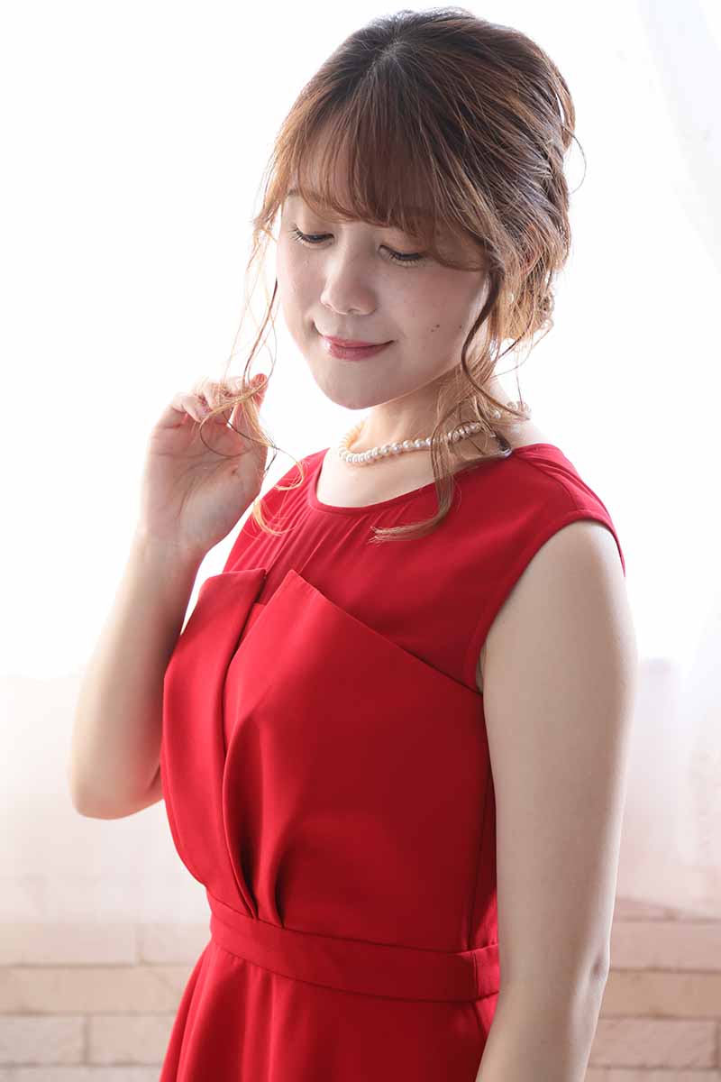 レッドのビスチェ風ノースリーブドレス