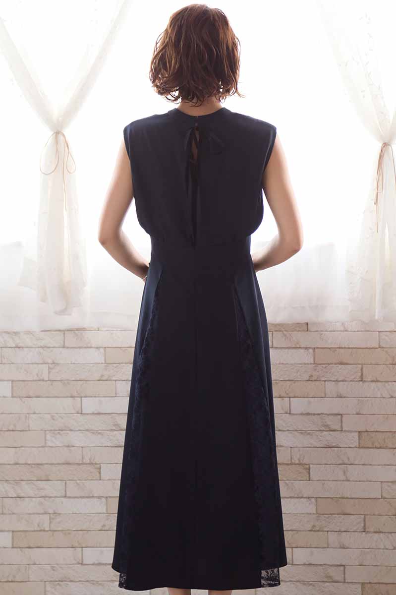 ネイビーのバックリボン付き切替えレースドレス