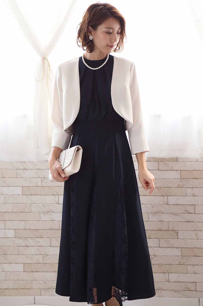 ネイビーのバックリボン付き切替えレースドレス