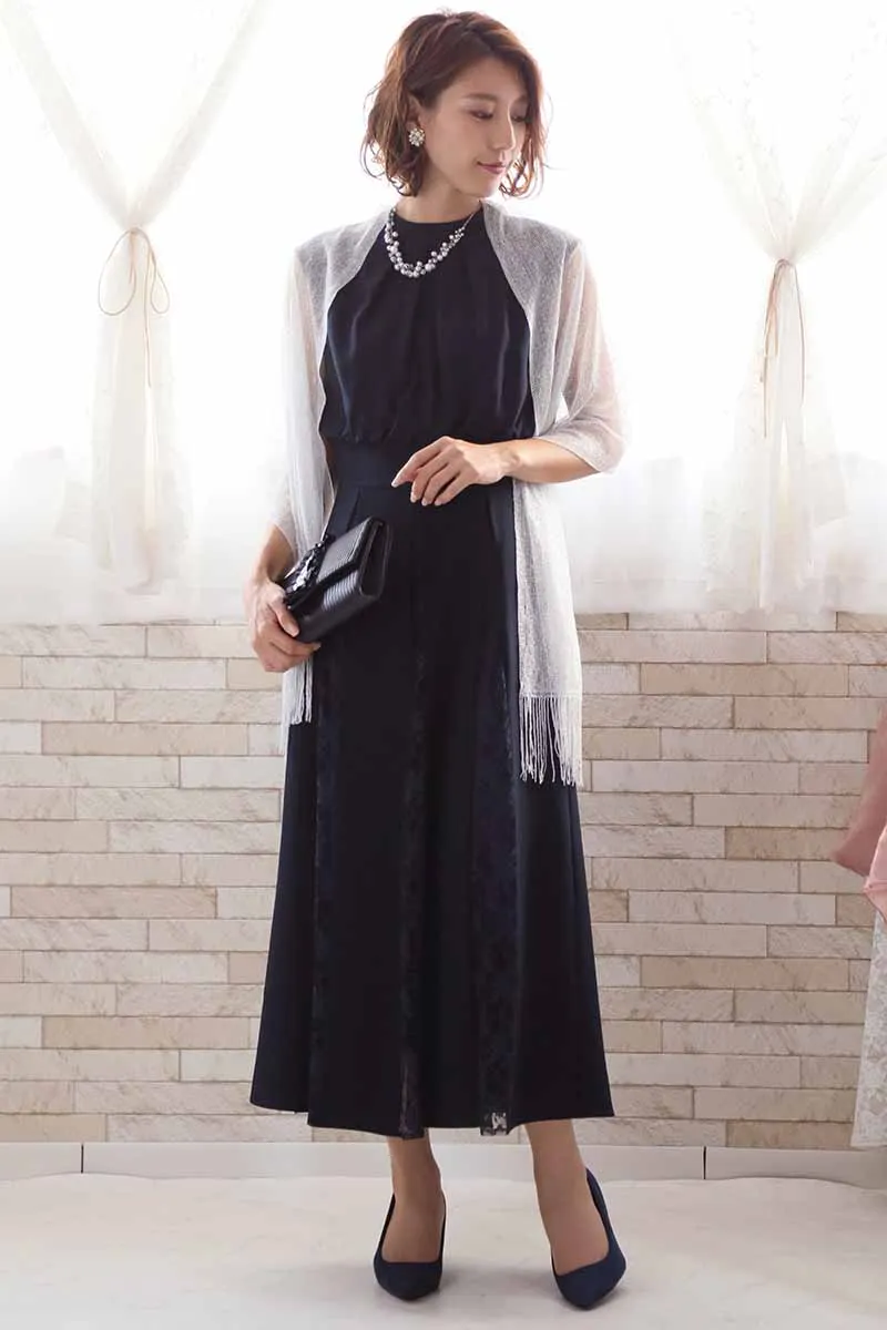 ネイビーのバックリボン付き切替えレースドレス