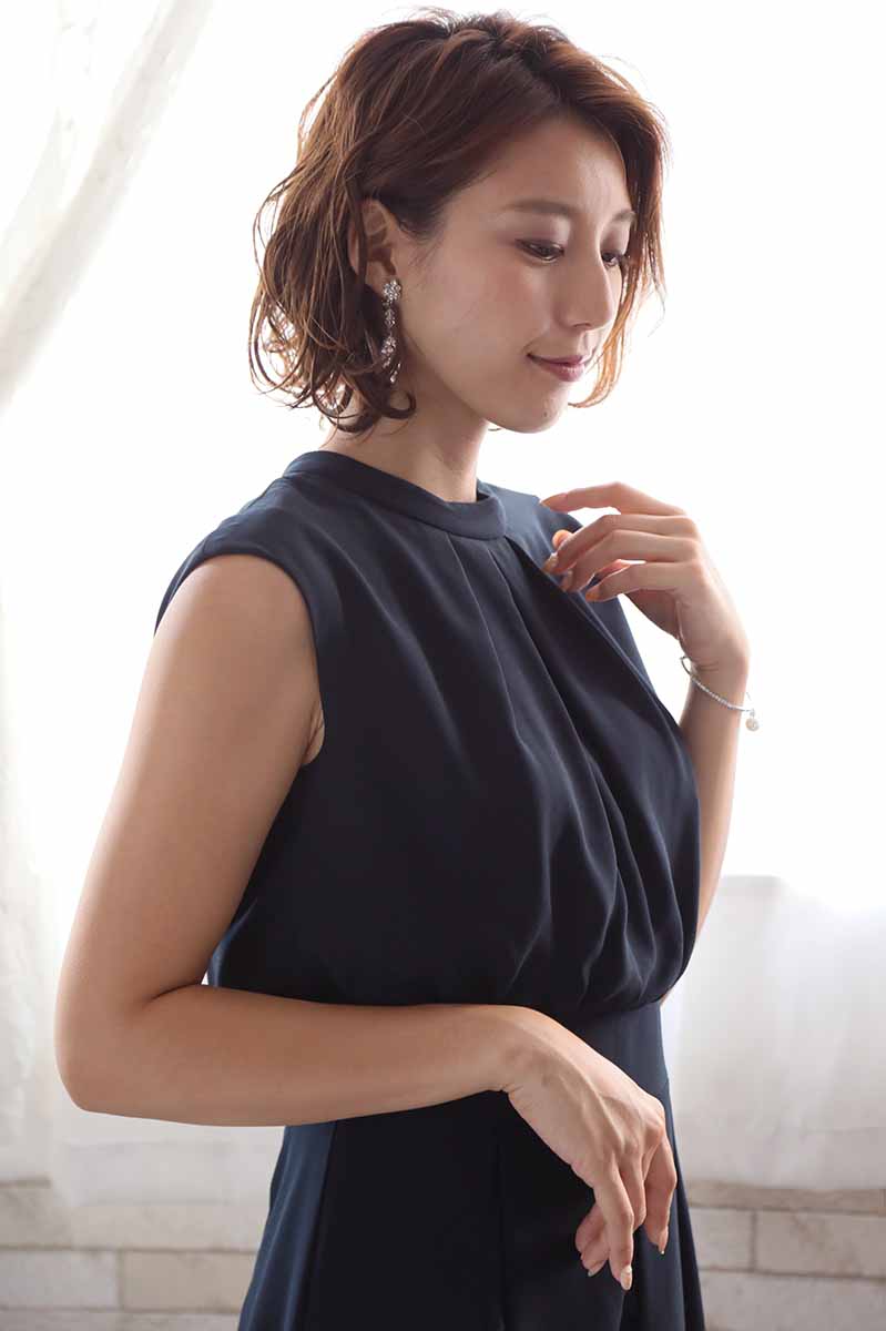 ネイビーのバックリボン付き切替えレースドレス