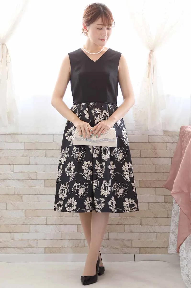 ブラックの花柄Vネックドレス