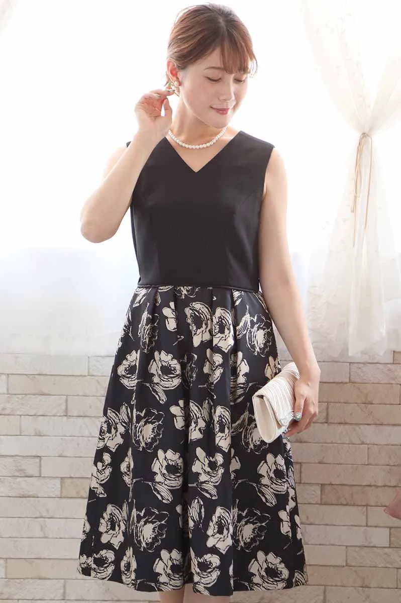 ブラックの花柄Vネックドレス