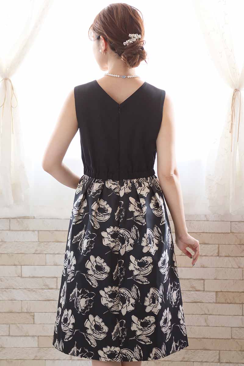ブラックの花柄Vネックドレス
