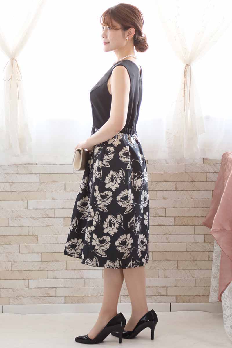 ブラックの花柄Vネックドレス